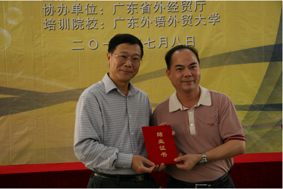 陈建平为学员颁发结业证书 陈建平为学员颁发结业证书