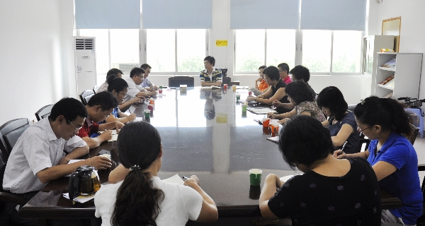 顾也力与中山外校中层以上干部座谈 顾也力与中山外校中层以上干部座谈