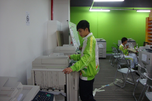 技术员每天对传真机和复印机进行检查