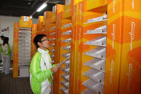 发送员认真检查公告架上的文件