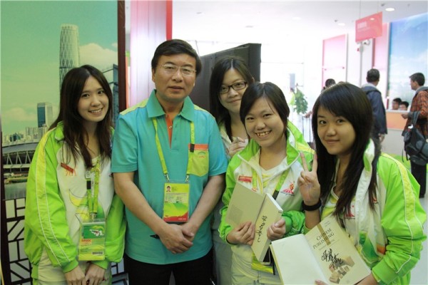 我校志愿者与央视著名体育播音员韩乔生合影