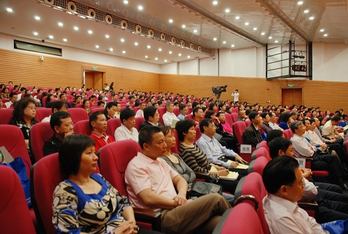 学生家长们认真地听讲,会场坐无虚席