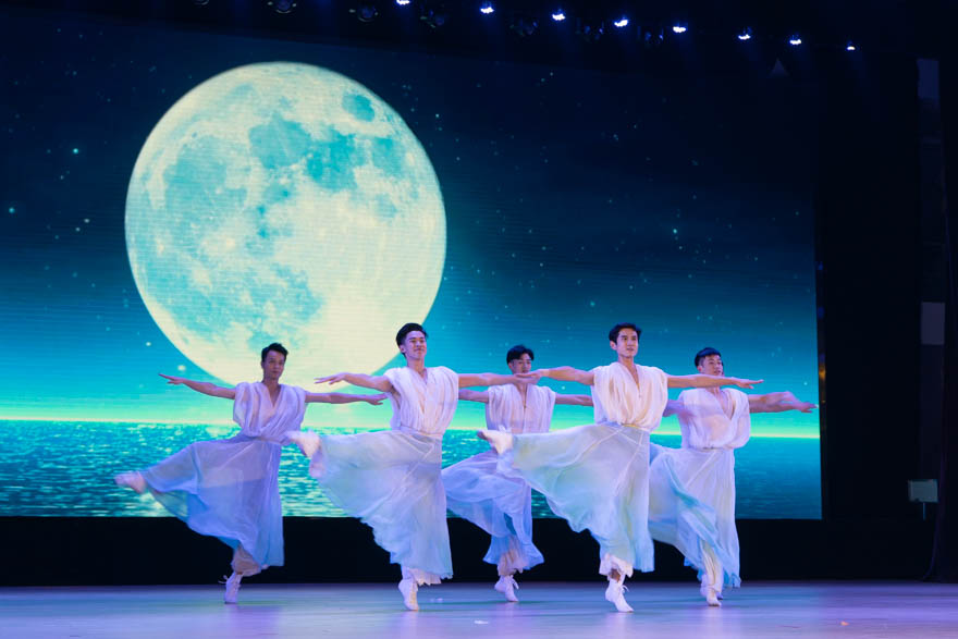 舞蹈《月光在绸缎般的海面起舞》-3.jpg