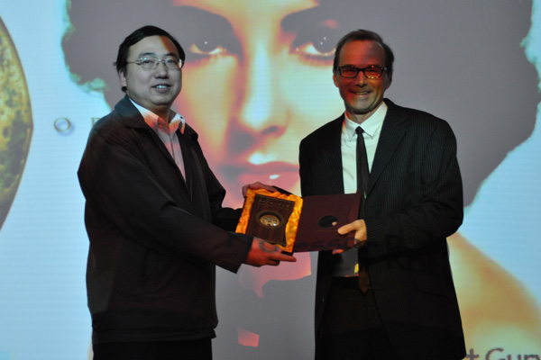 英文学院向Robert Gurval赠送礼物