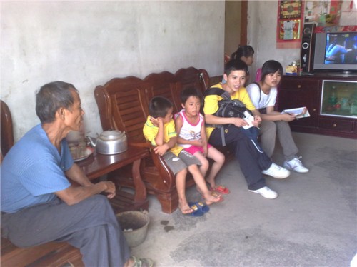热情的村民接受访问