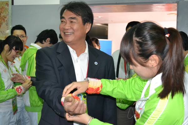 志愿者为陈子锐副校长戴志愿彩