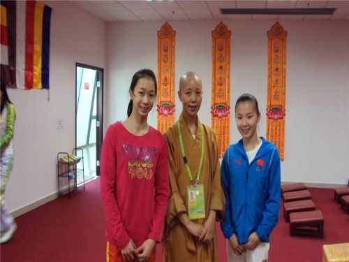 国家体操队队员与教职人员合影留念