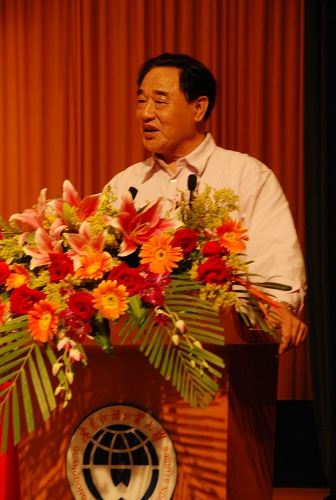 家长代表肖树森真挚的发言得到了在场家长的共鸣