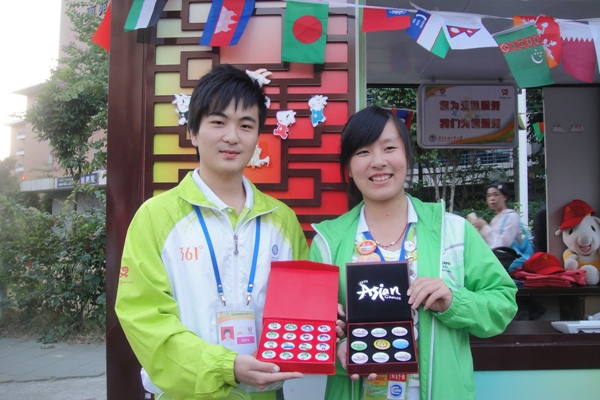 纪纲与胡静娴代表各自的学校交换徽章