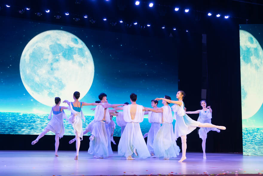 舞蹈《月光在绸缎般的海面起舞》-3-2.jpg