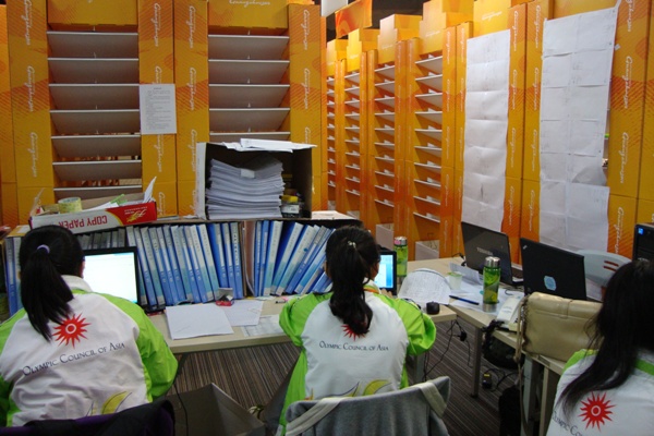 档案员将各种公告资料归档