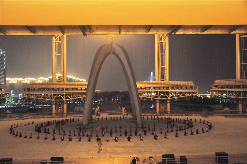 演员们在火炬台下翩跹起舞