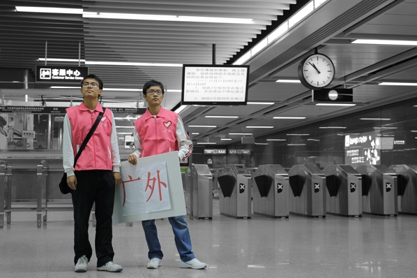 深夜的地铁站,有他们的守候