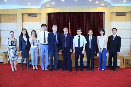 访问团与我校代表合影留念 访问团与我校代表合影留念