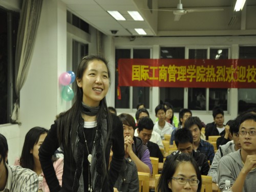 现场同学们积极提问