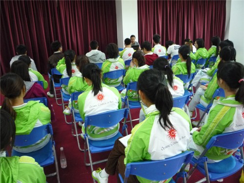 志愿者们在认真的做笔记