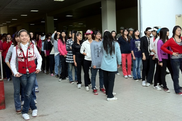 进场前演员们排好队伍