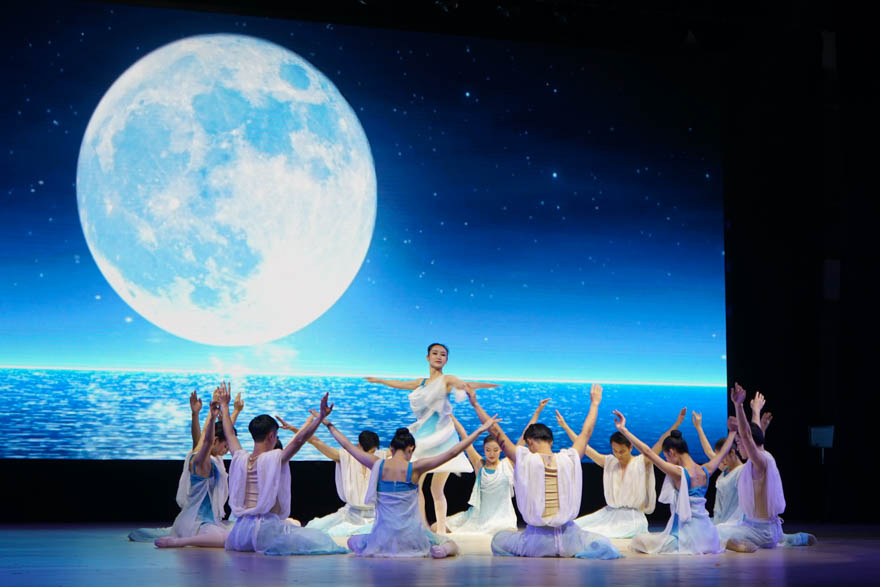 舞蹈《月光在绸缎般的海面起舞》-2.jpg