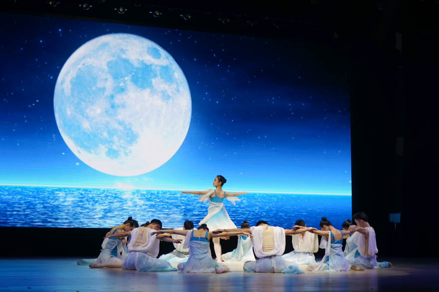 舞蹈《月光在绸缎般的海面起舞》.jpg