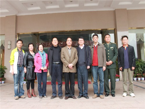 与当地领导合影