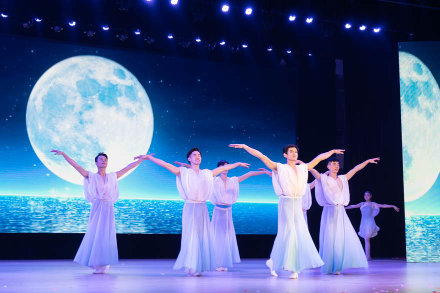 舞蹈《月光在绸缎般的海面起舞》-2-2.jpg
