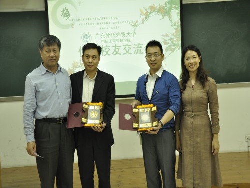 刘祎、朱珍葶与优秀校友合影留念