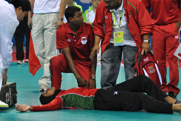 马尔代夫球员在比赛期间突然晕倒,医务人员马上对其进行急救