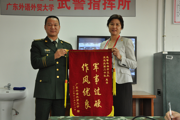 林少娜代表学校向珠海武警支队赠送锦旗