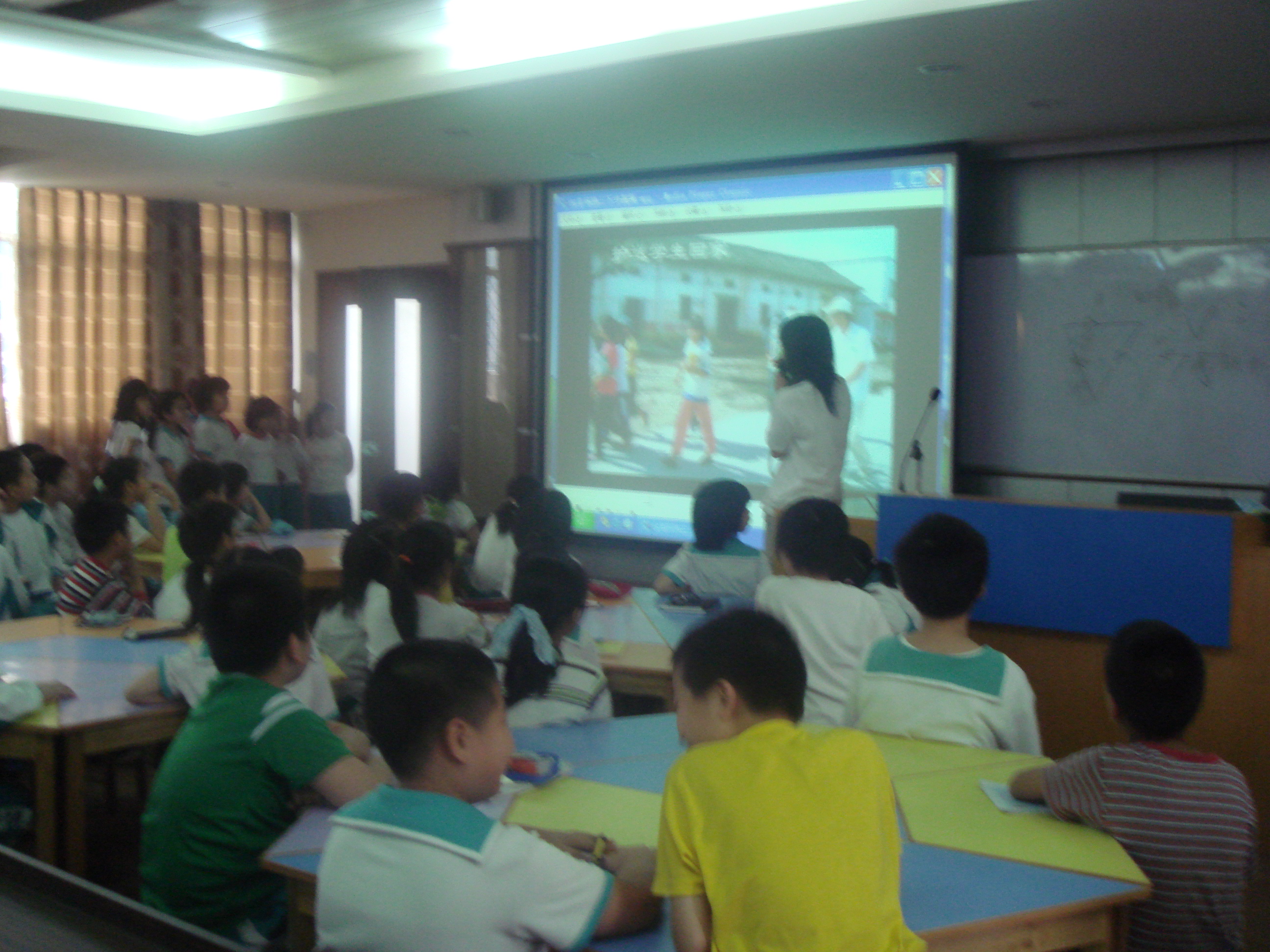 教员在认真授课