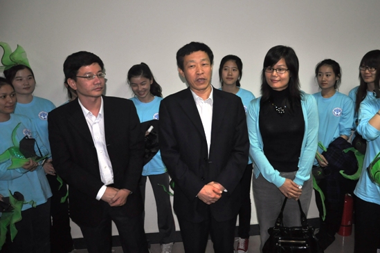 许国彬慰问亚残运会开幕式演员