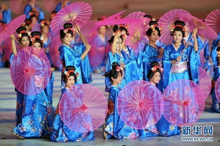 广外学子在亚运会闭幕式上演《樱花》