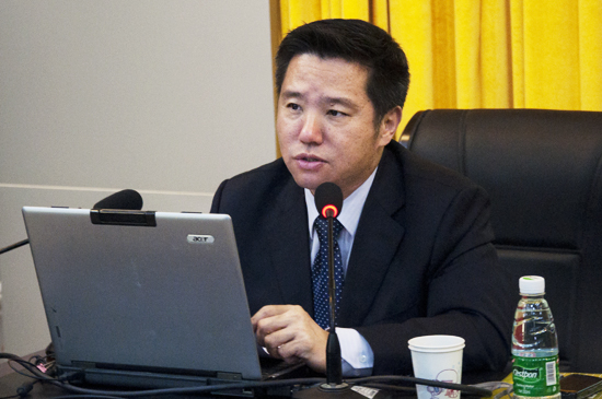 黄崴教授正在作讲座