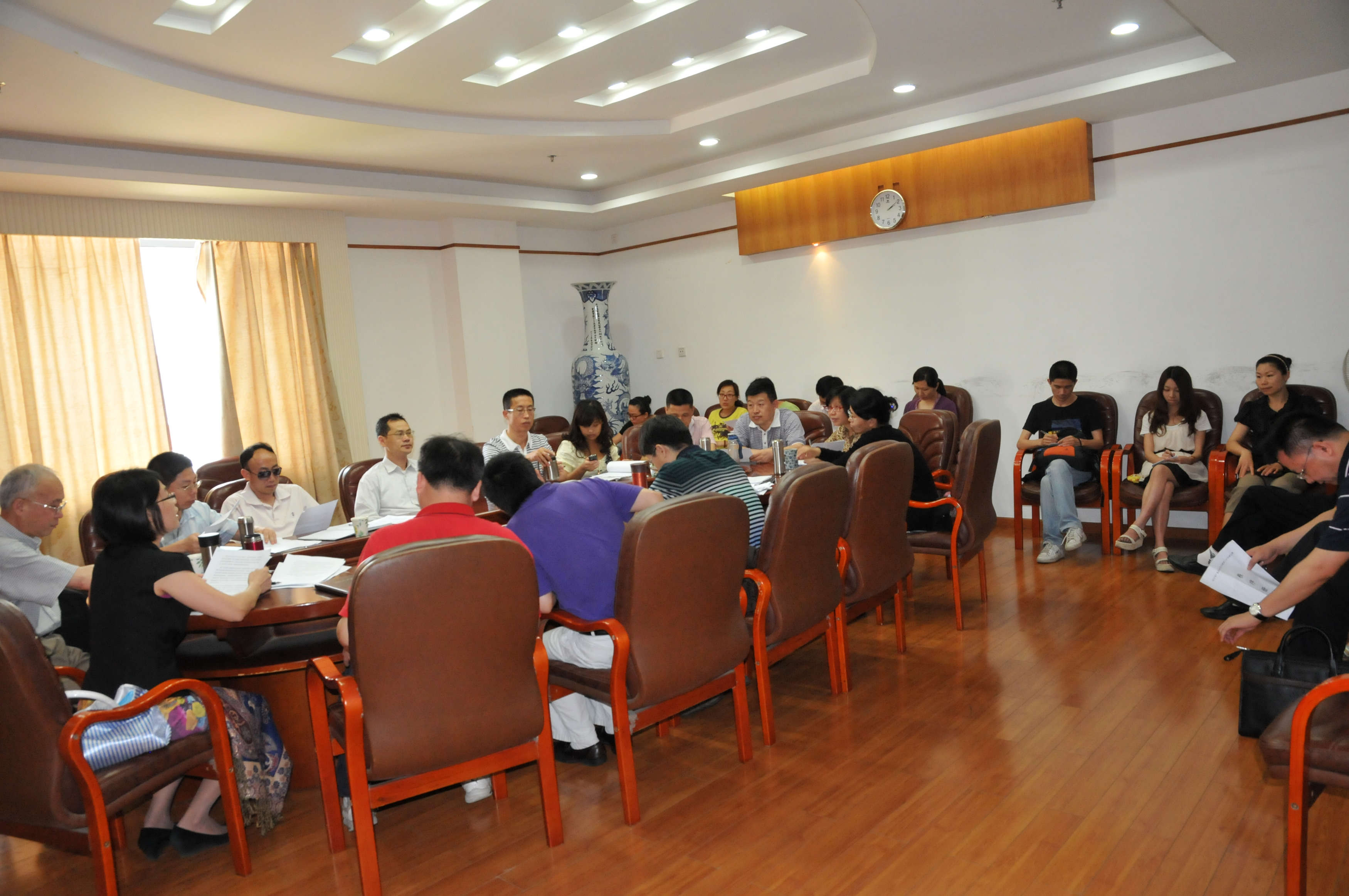 会议现场气氛严肃而热烈 会议现场气氛严肃而热烈