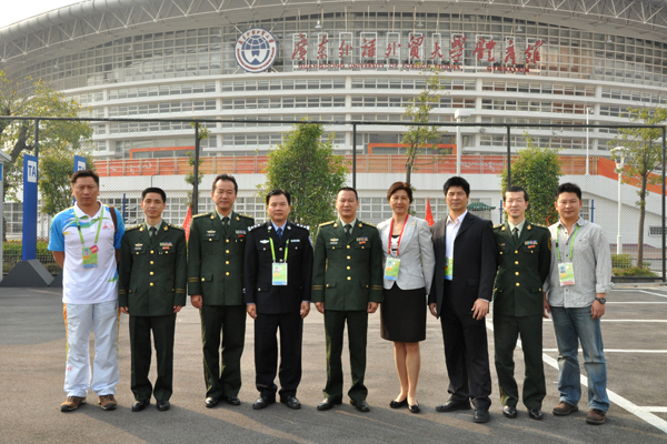 广外场馆团队主要负责人与珠海武警支队的负责人在场馆合影留念