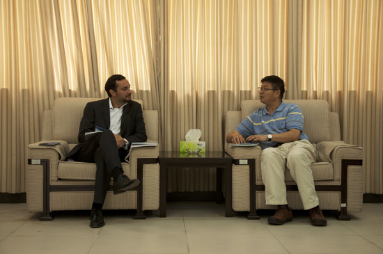 MBA贵宾室中MBA中心主任孙建军与威廉·达维拉交谈