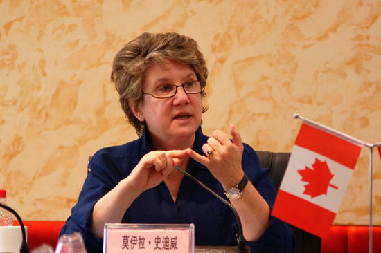 莫拉伊。史迪威女士进行会议发言