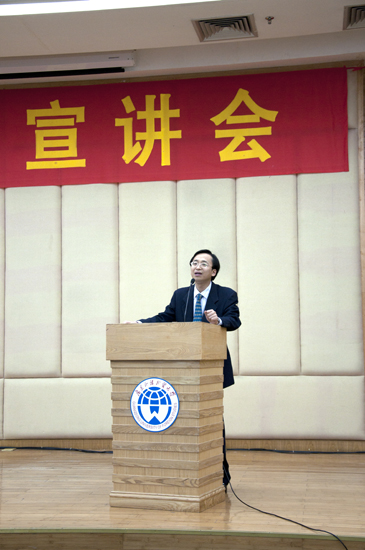 干部司考职处处长钟臣在宣讲会上发言