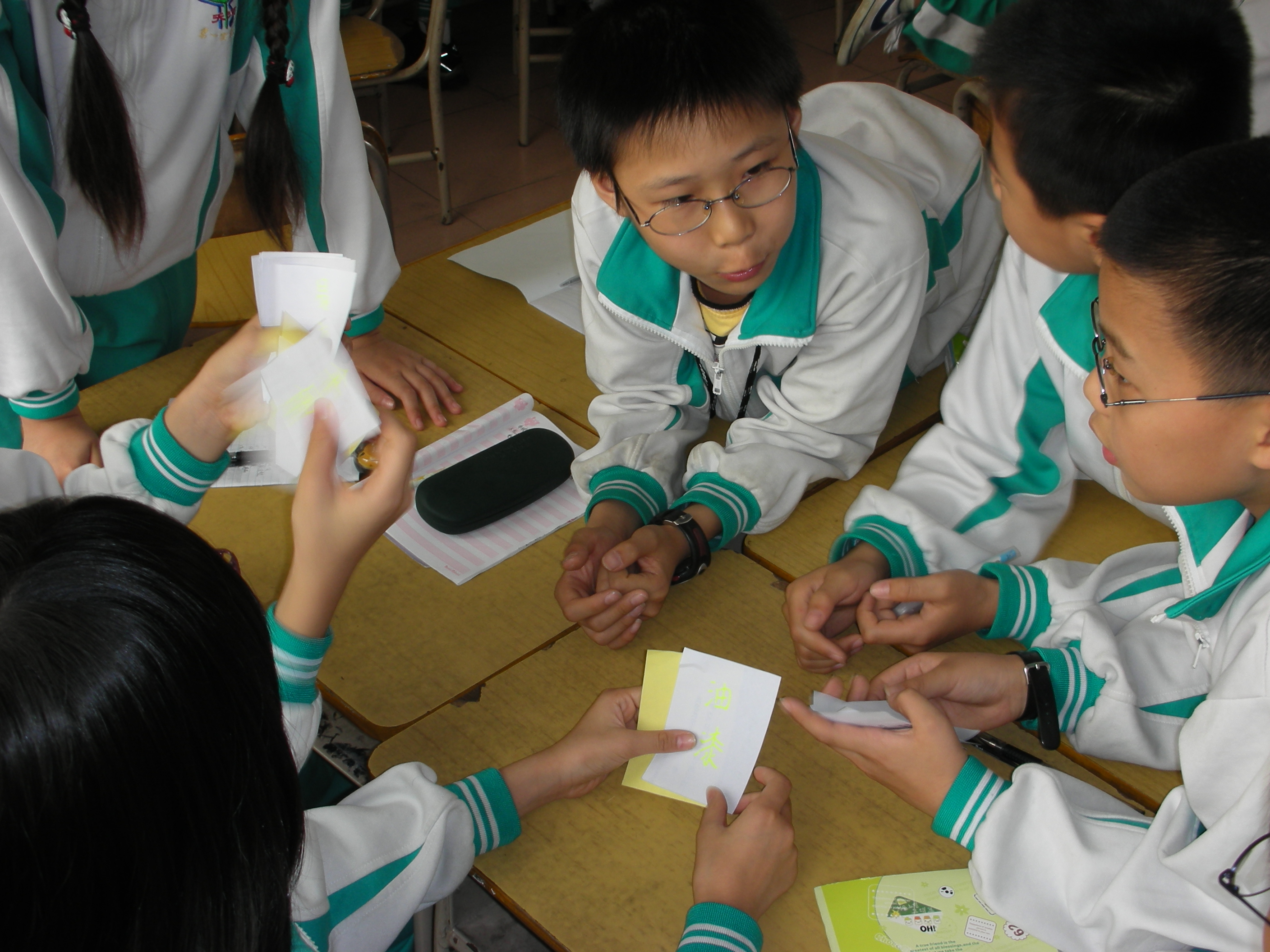 在讨论的学生们