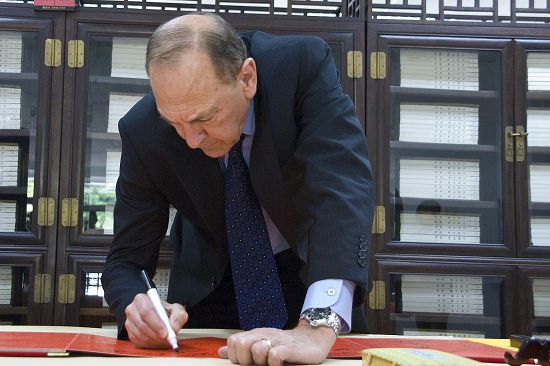 訪問團長布萊恩·哈裡斯題字