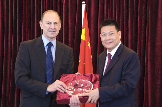 英國訪問圖代表贈禮