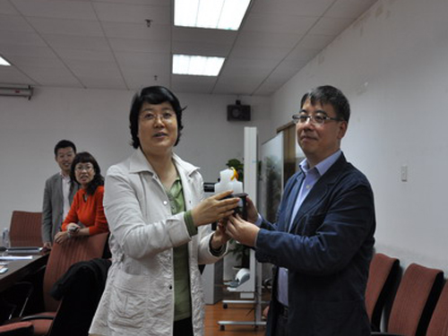 杨晓燕与陈智民互赠纪念品