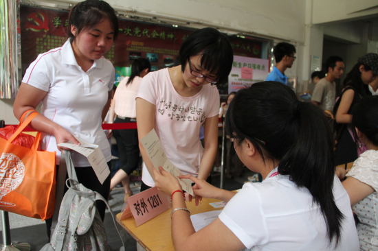 此前曾受媒体关注的卢宝梅同学准时出现在报到现场 此前曾受媒体关注的卢宝梅同学准时出现在报到现场