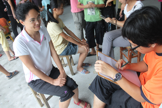 队员们为学生家长画肖像