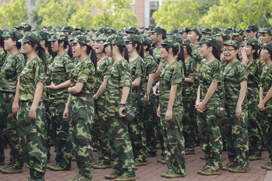 新生们对军旅生活既紧张又期待 新生们对军旅生活既紧张又期待