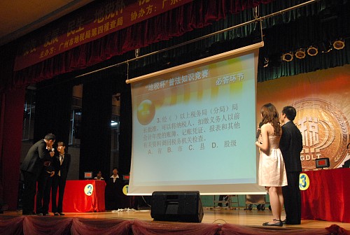 选手认真讨论,慎重答题