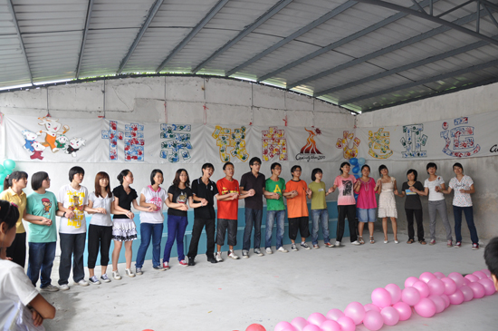 全体队员演唱《相亲相爱》