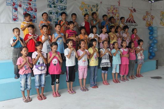 三年级学生表演手语《感恩的心》