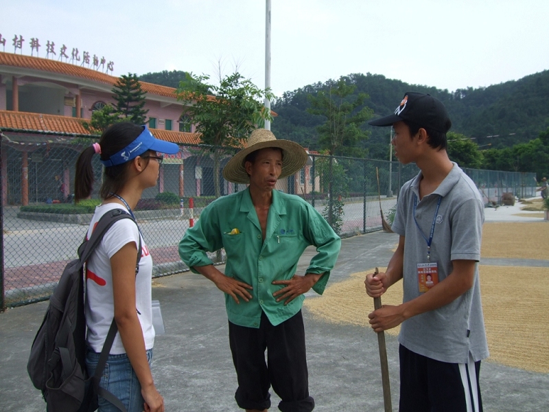 听农民讲过去的故事
