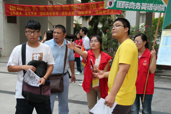 志愿者为新生热情指路 志愿者为新生热情指路