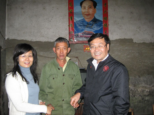 何洪亮、车小真与农户心手相连